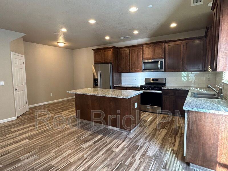 592 Cadiz Ct - Photo 2 of 9