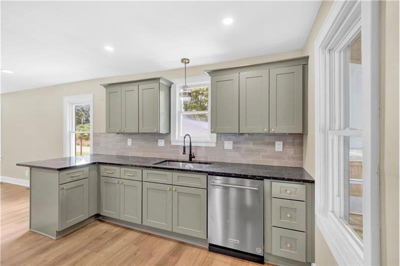 2332 Cooledge Ave - Photo 5 of 19