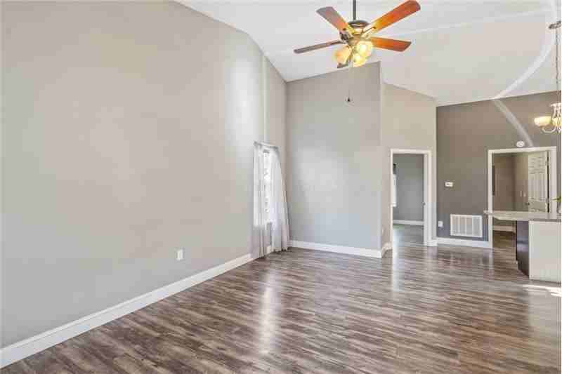 110 Pasadena Ave - Photo 5 of 17