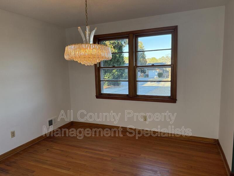 108 Oak Ln - Photo 3 of 14