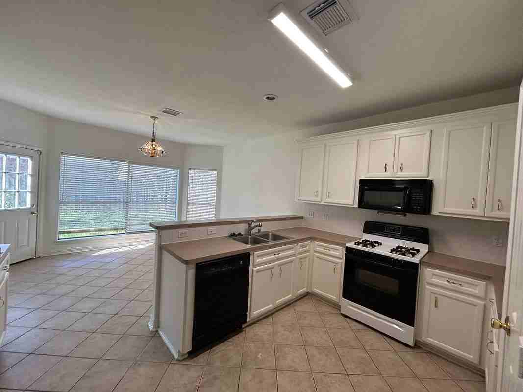 1419 Miller Ave - Photo 6 of 13