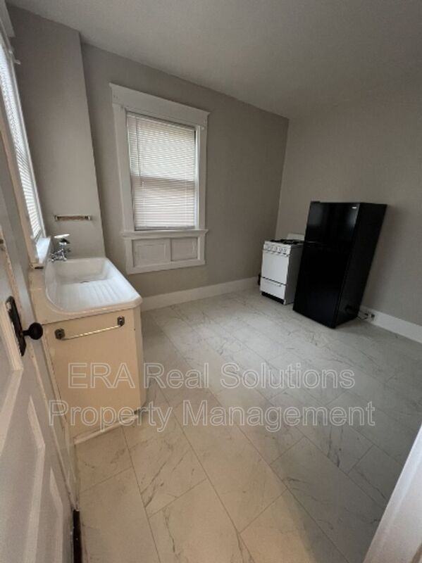 2710 Ruberg Ave #2R - Photo 6 of 8