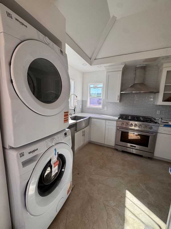 3943 Ingraham St - Photo 3 of 14