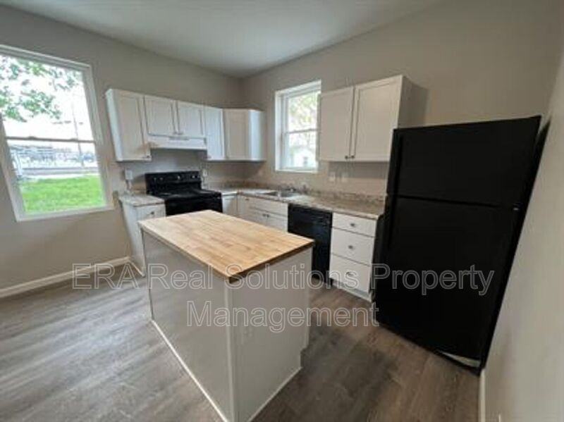 33 Center St - Photo 2 of 7