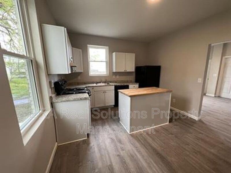 33 Center St - Photo 3 of 7