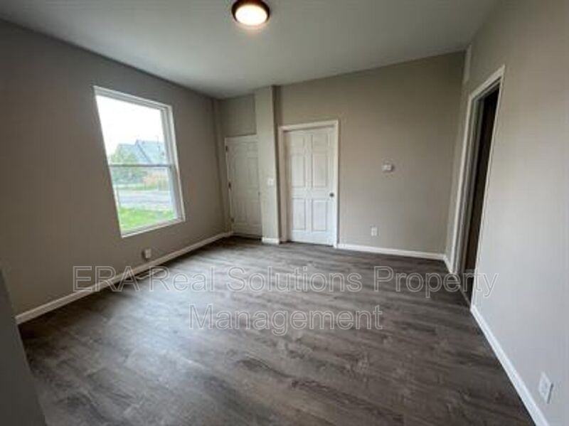 33 Center St - Photo 4 of 7