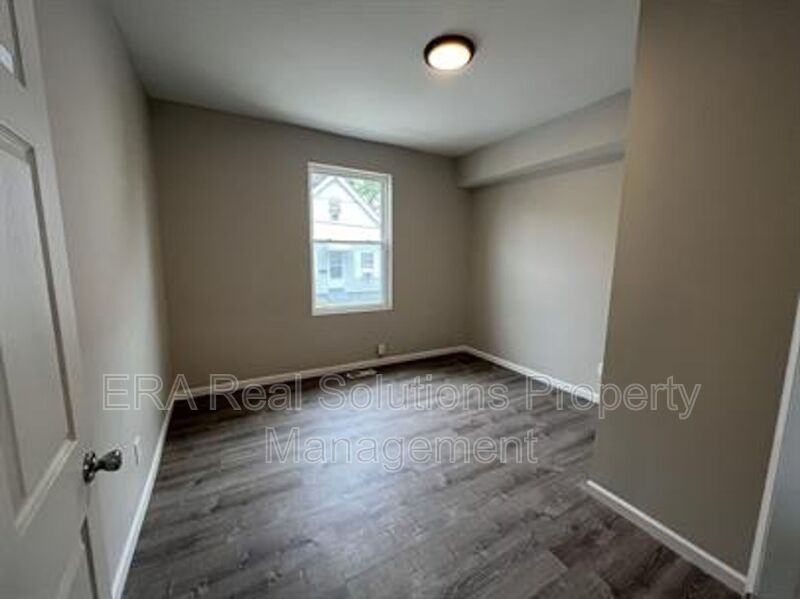 33 Center St - Photo 5 of 7