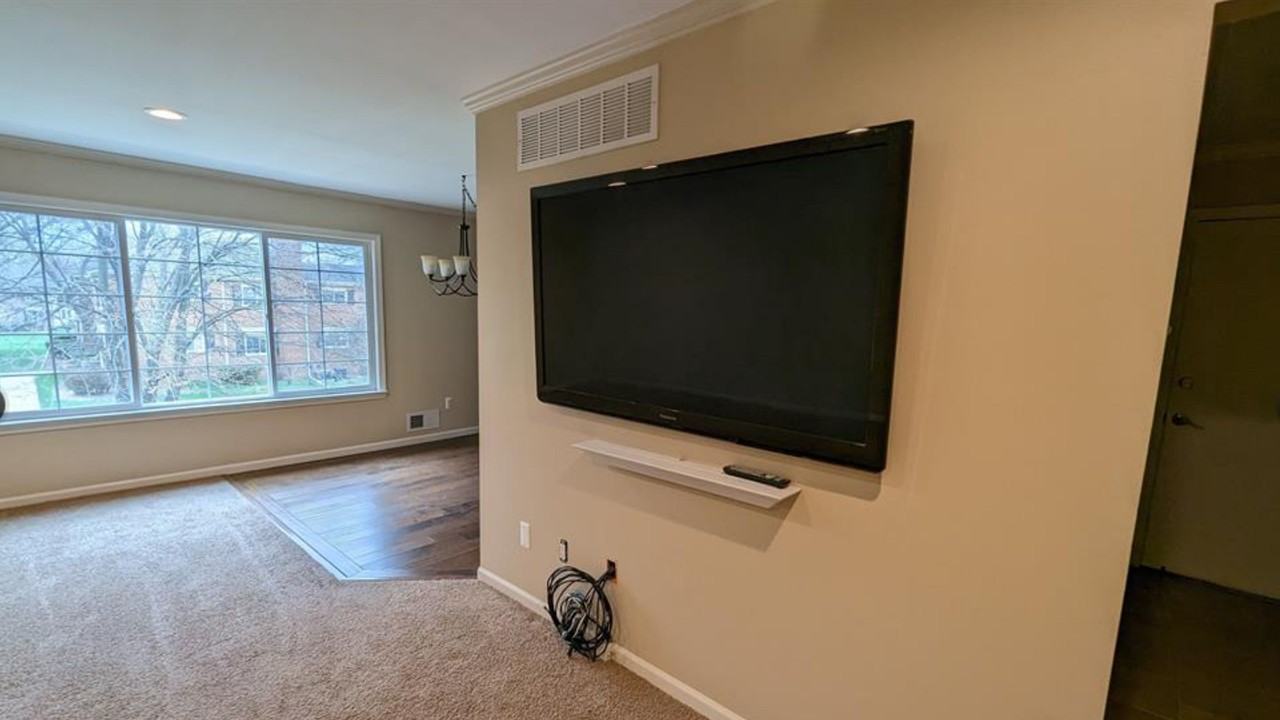 748 East Fox Hills Drive - Photo 3 of 5