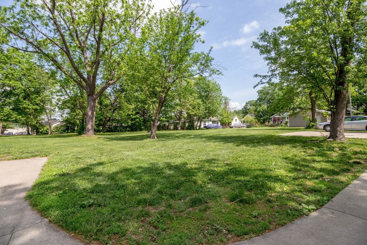 1317 Paris Road - Photo 5 of 18