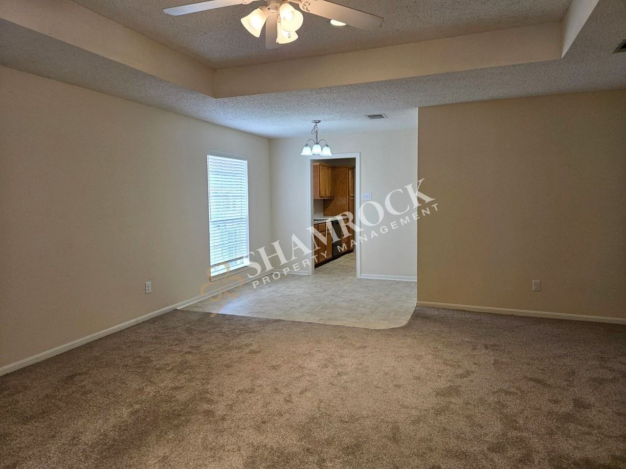 1023 Parkview Cir - Photo 4 of 17