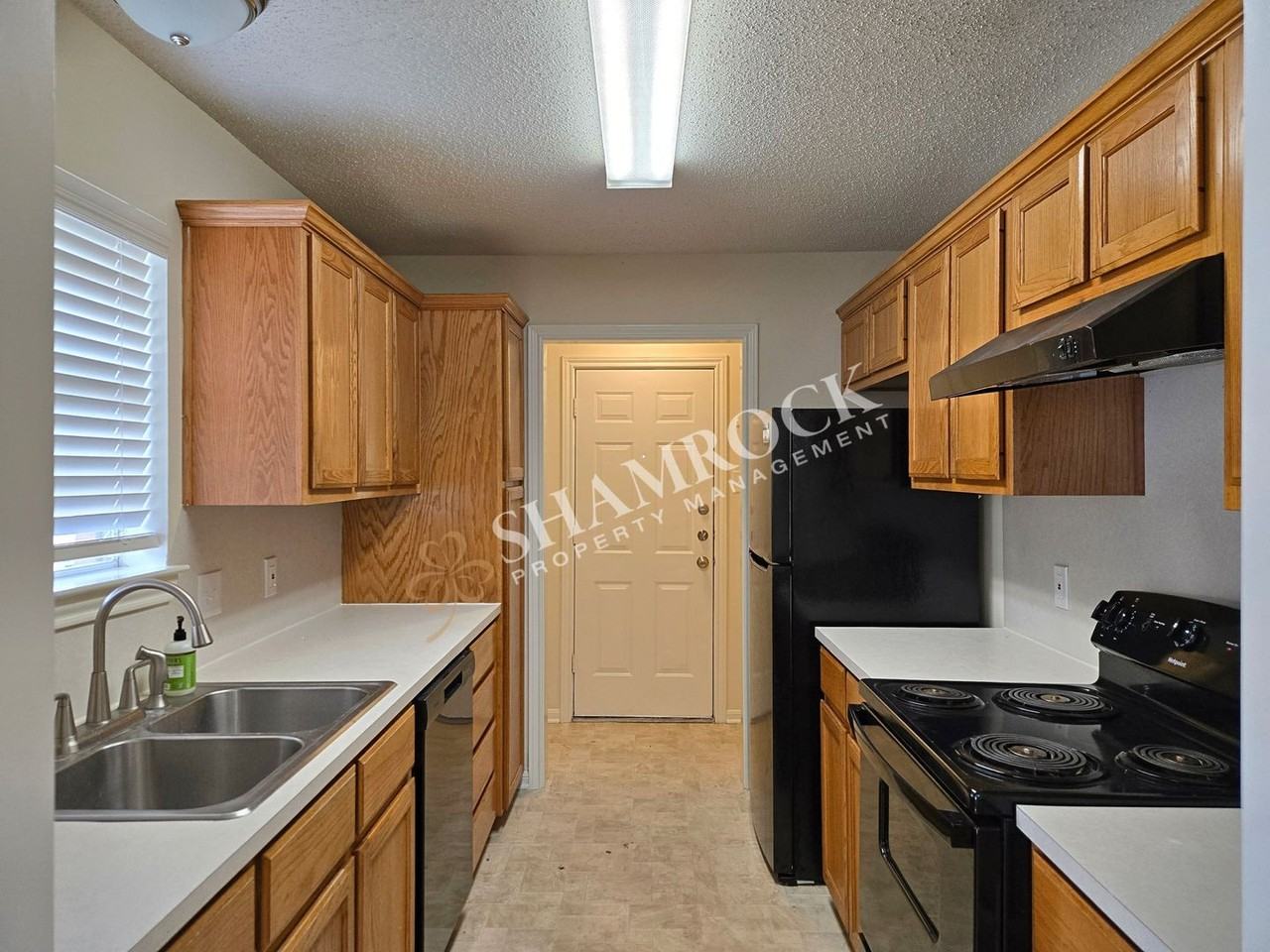 1023 Parkview Cir - Photo 5 of 17