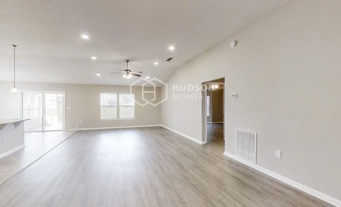 15932 Bainebridge Dr - Photo 5 of 31