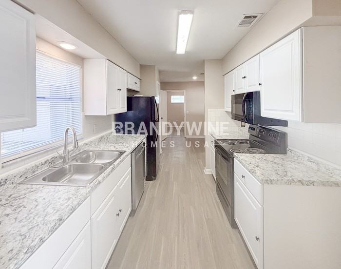 1608 Robin Ln - Photo 4 of 30