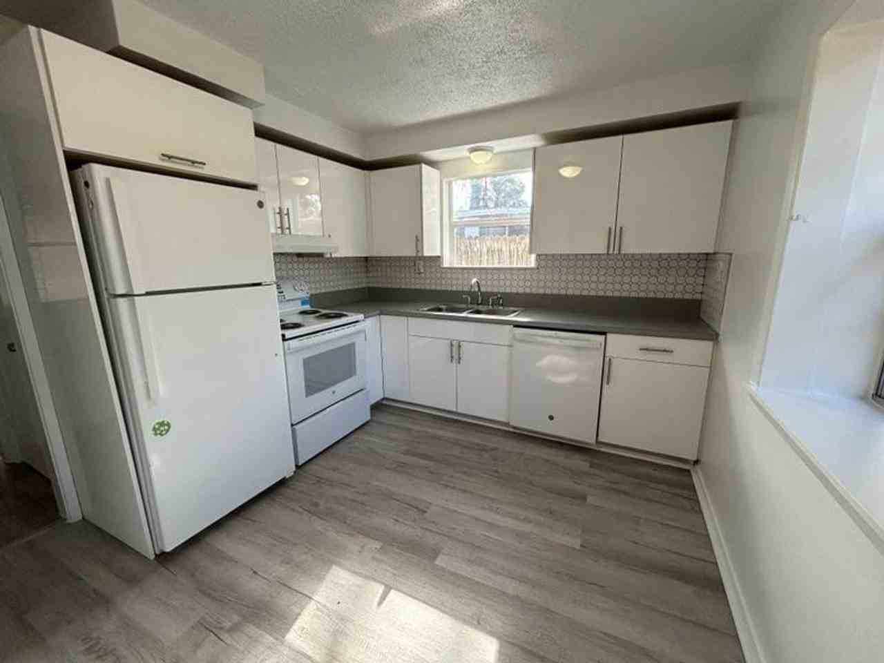 760 Greenway Pl - Photo 4 of 9