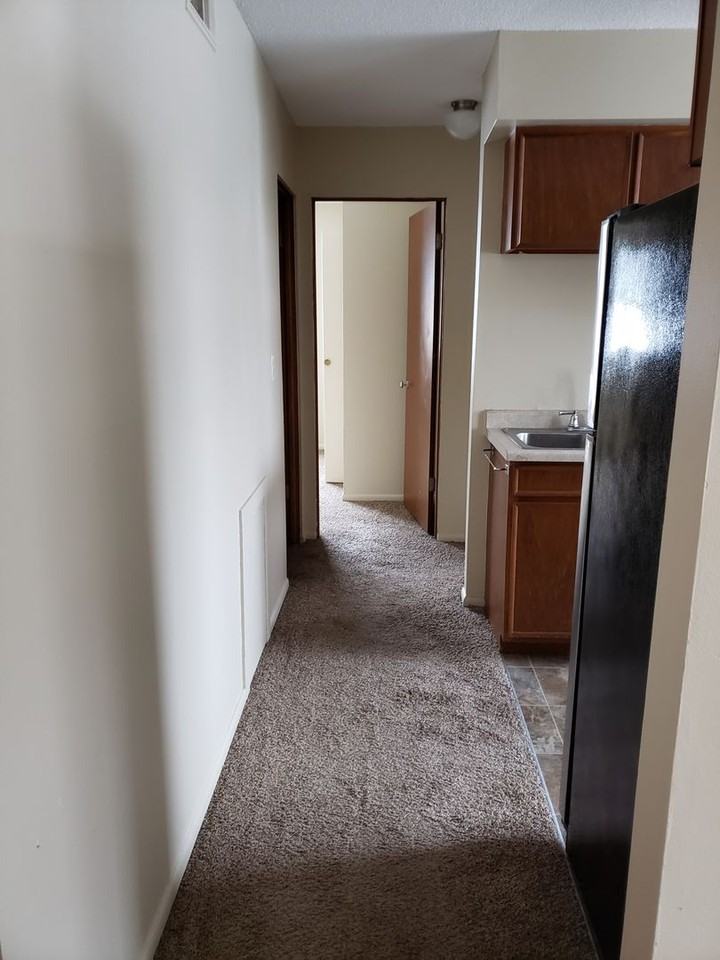 Colonial Apartments - Photo 3 of 13