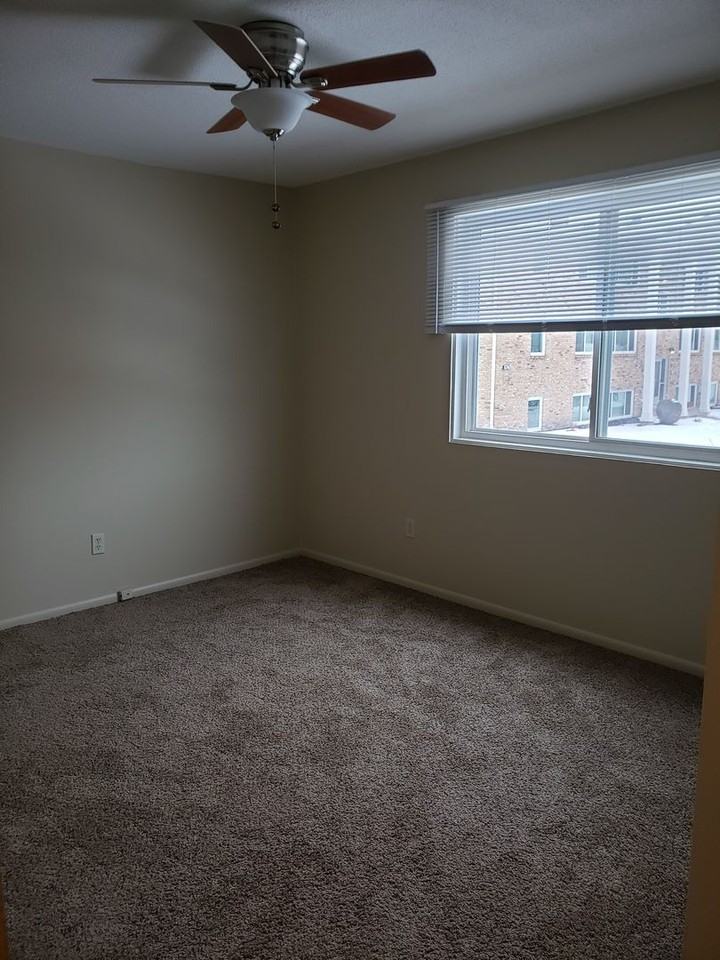 Colonial Apartments - Photo 4 of 13