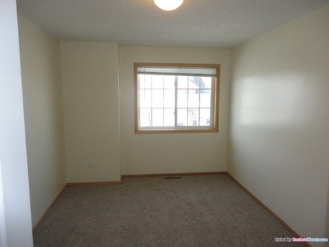 6104 Maclynn Ave Ne - Photo 7 of 11