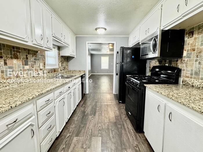 2429 E 1st St - Photo 3 of 30