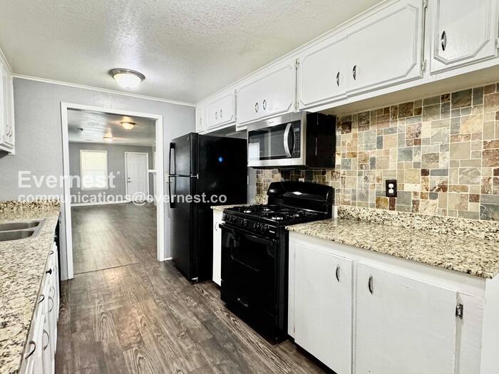 2429 E 1st St - Photo 4 of 30