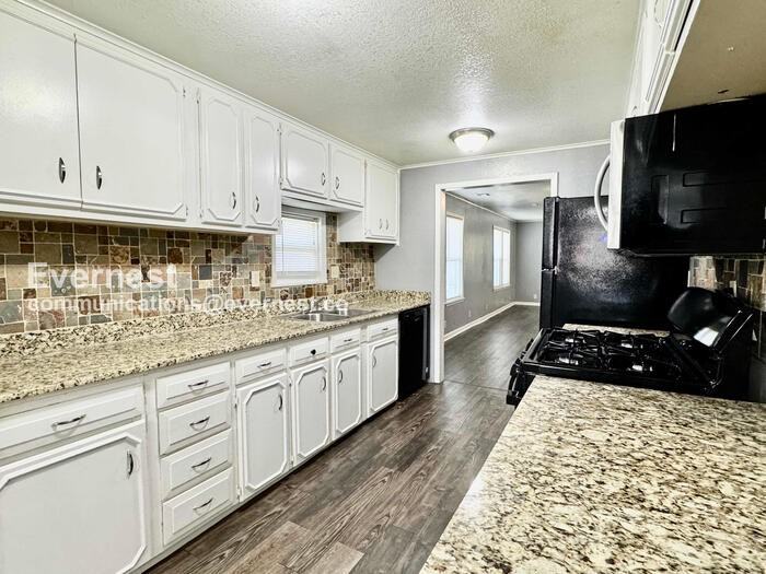 2429 E 1st St - Photo 5 of 30