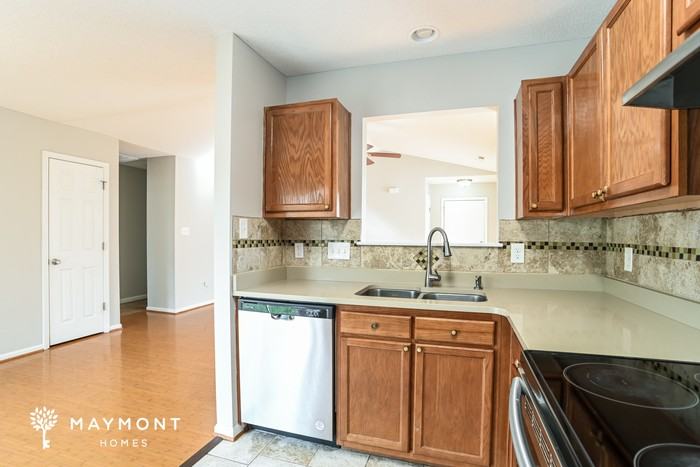 2428 Fairstone Ave - Photo 5 of 10