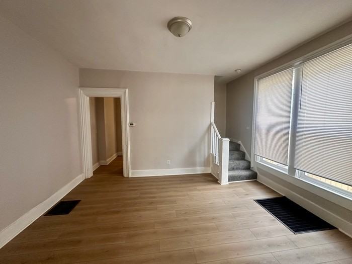 323 N Gladstone Ave - Photo 3 of 12