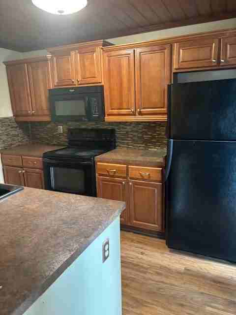 Royal Dr - Photo 7 of 12