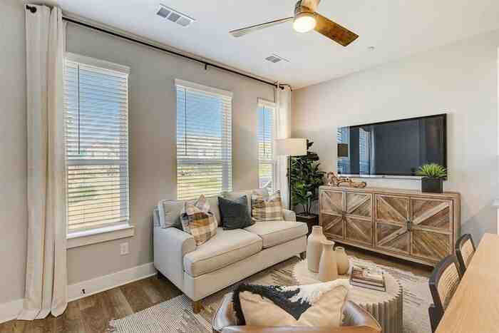 4605 Pantheon Way - Photo 7 of 50