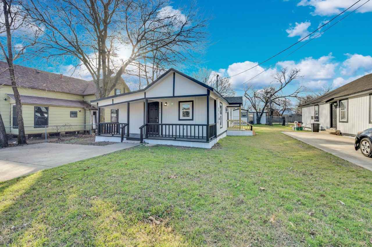 E Ave F Complex - Photo 2 of 30