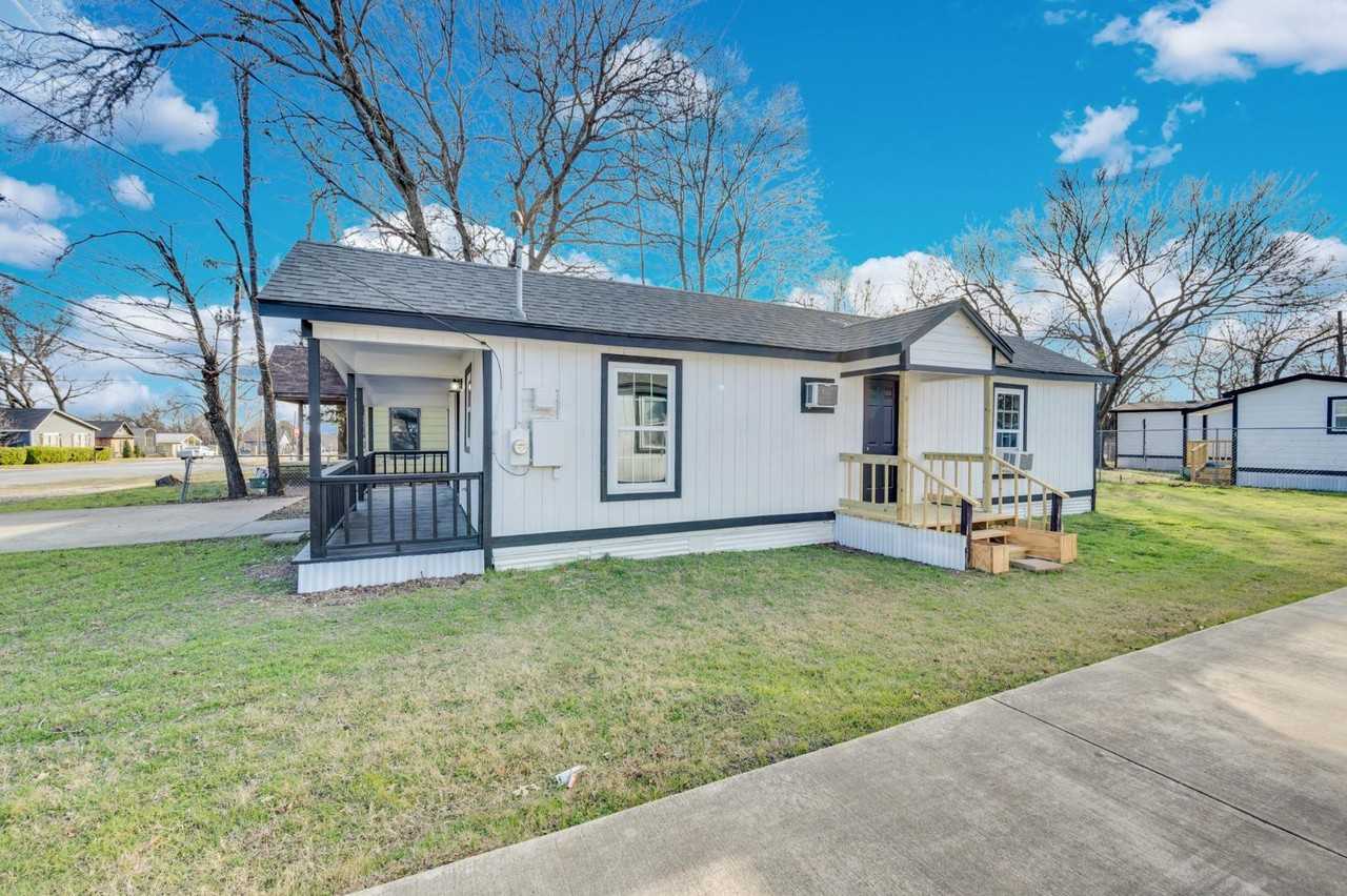 E Ave F Complex - Photo 3 of 30