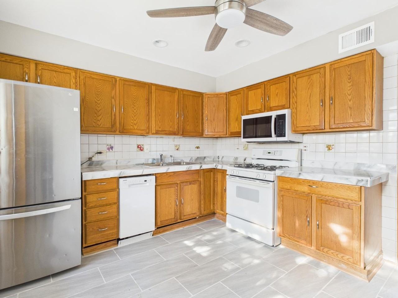 755 Dulles Rd - Photo 5 of 20