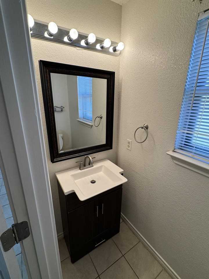 1506 Jefferis Ave #1 - Photo 4 of 48