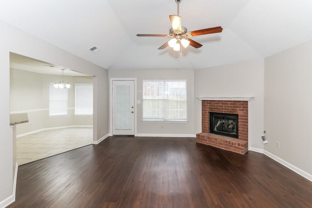 995 Scofield Dr - Photo 2 of 15