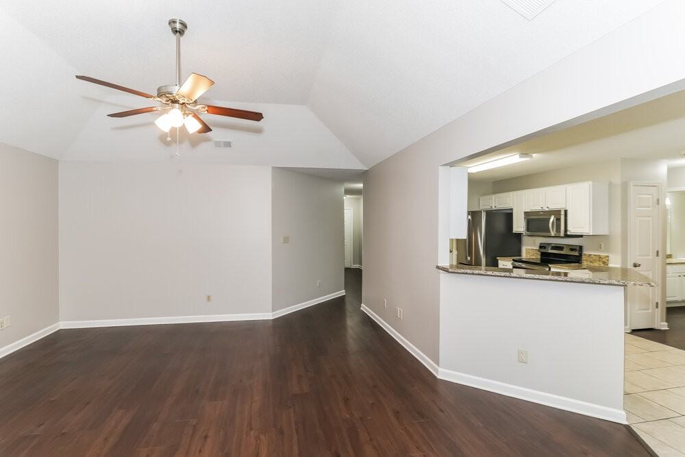 995 Scofield Dr - Photo 3 of 15