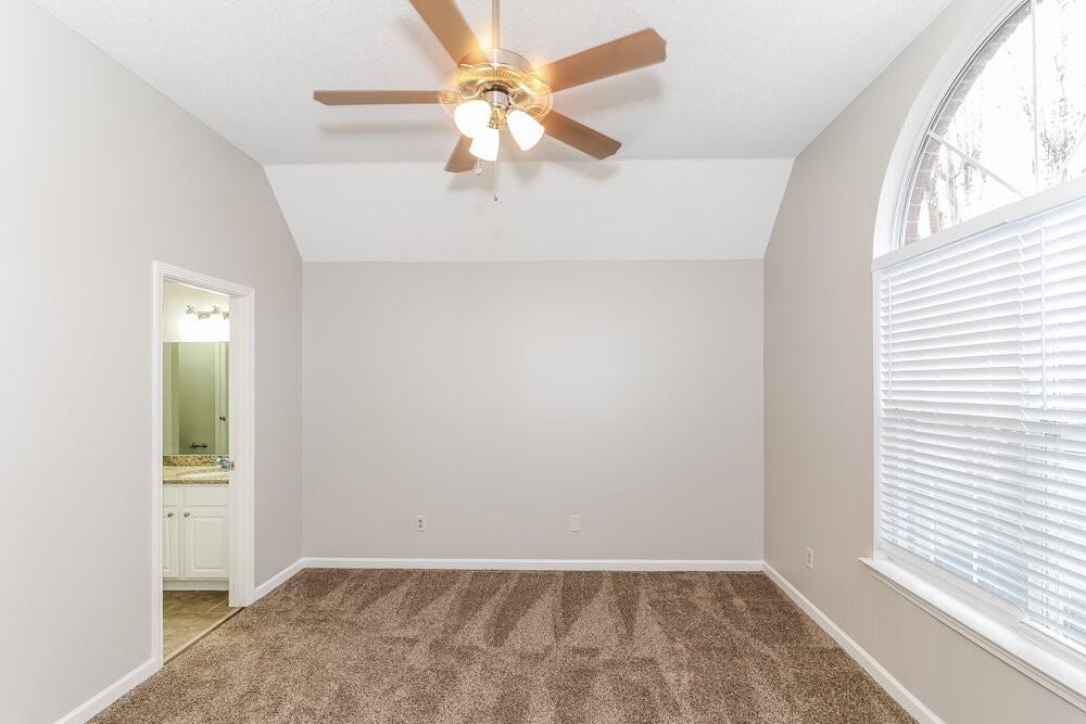 995 Scofield Dr - Photo 7 of 15