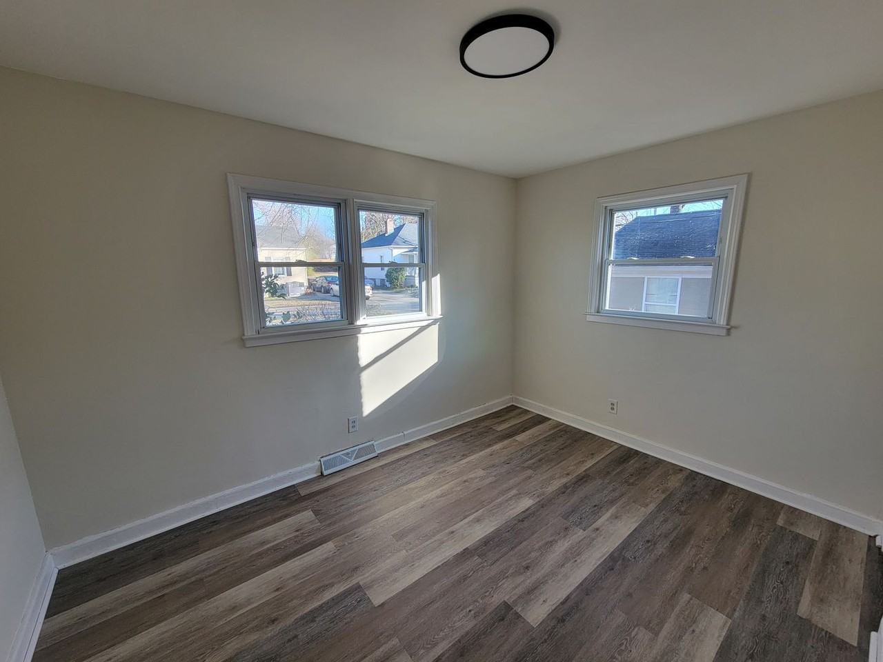 910 Lincoln St - Photo 3 of 8