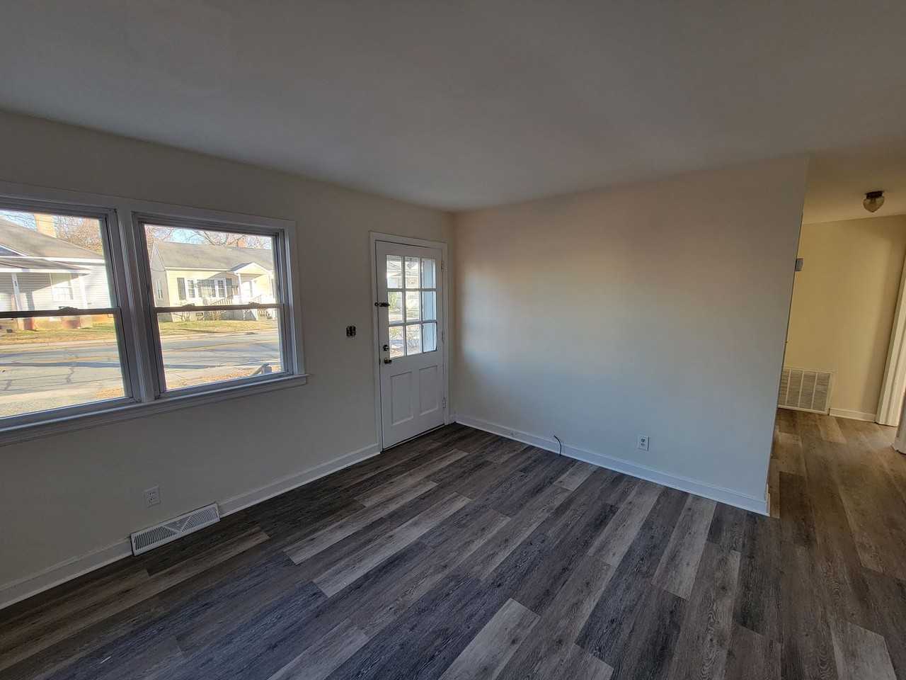 910 Lincoln St - Photo 4 of 8