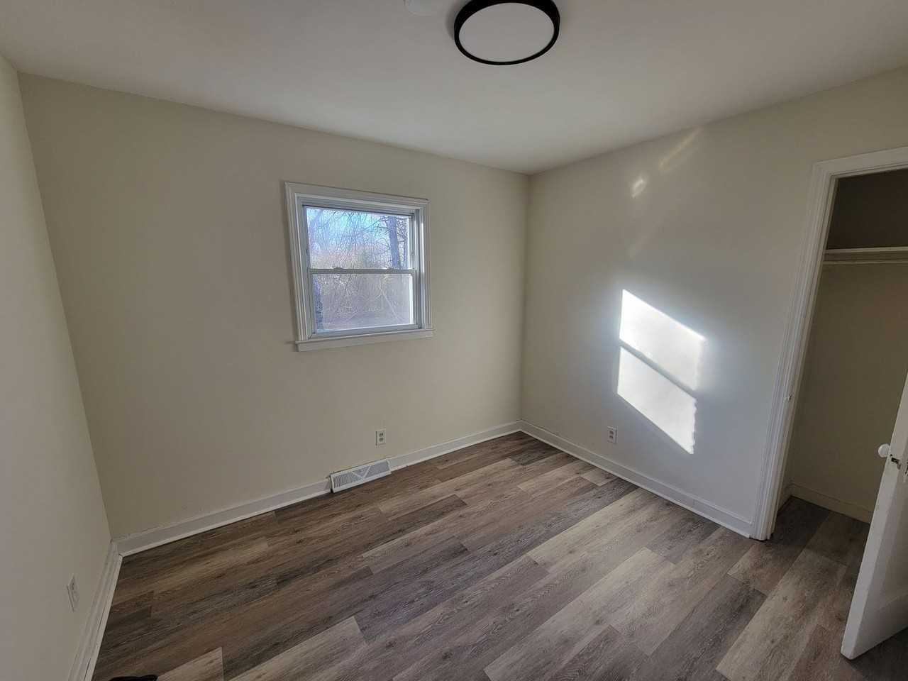 910 Lincoln St - Photo 6 of 8