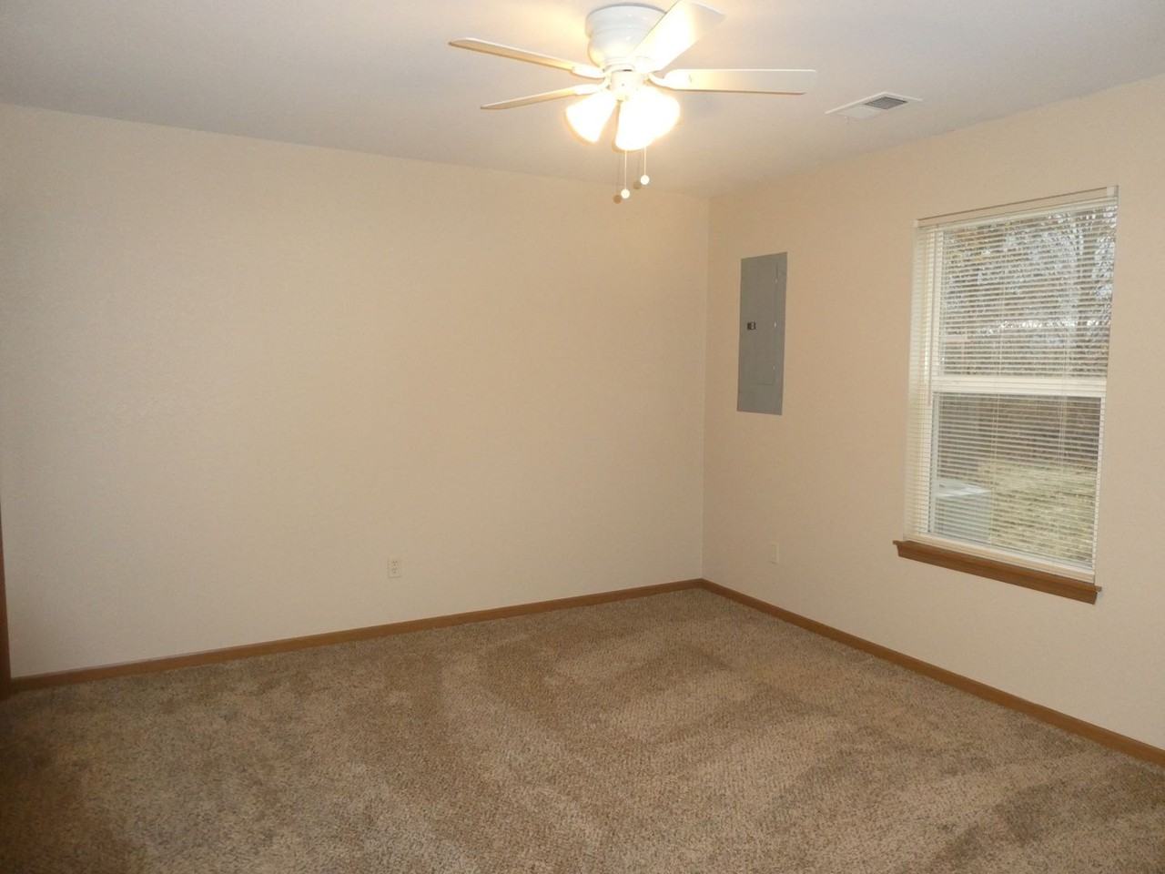 1032 Nw Willow Dr - Photo 3 of 15