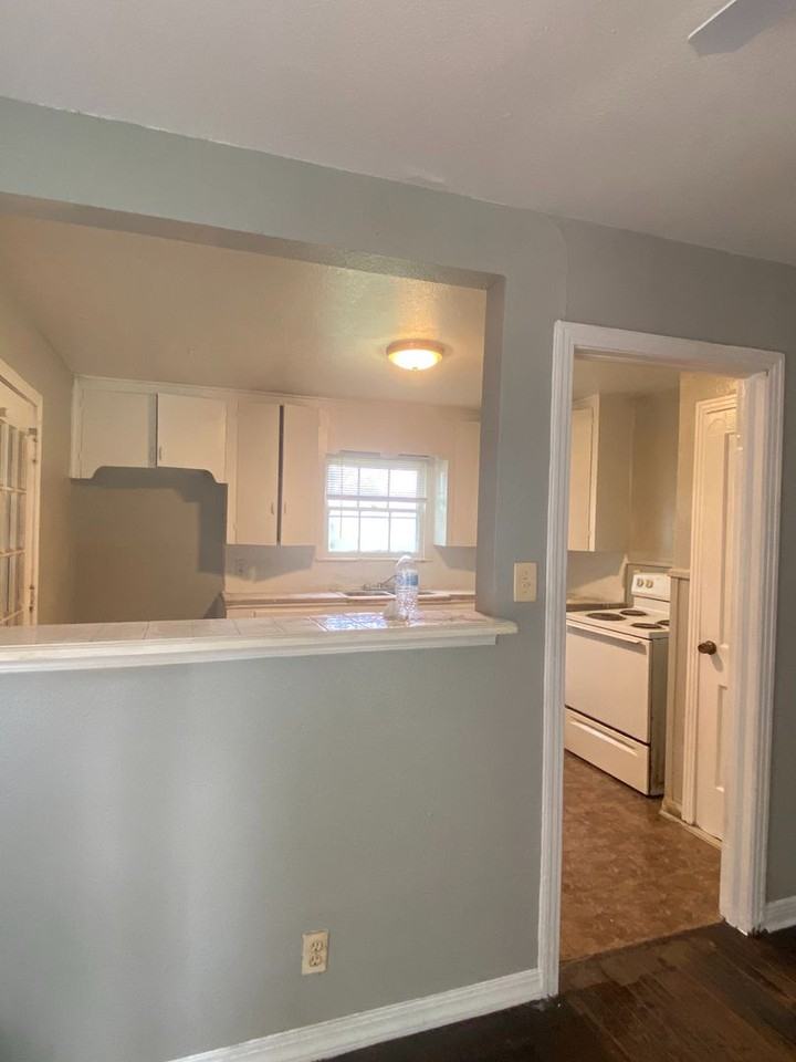 121 E 44th St - Photo 2 of 5