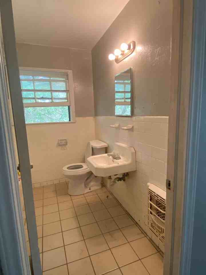 121 E 44th St - Photo 4 of 5