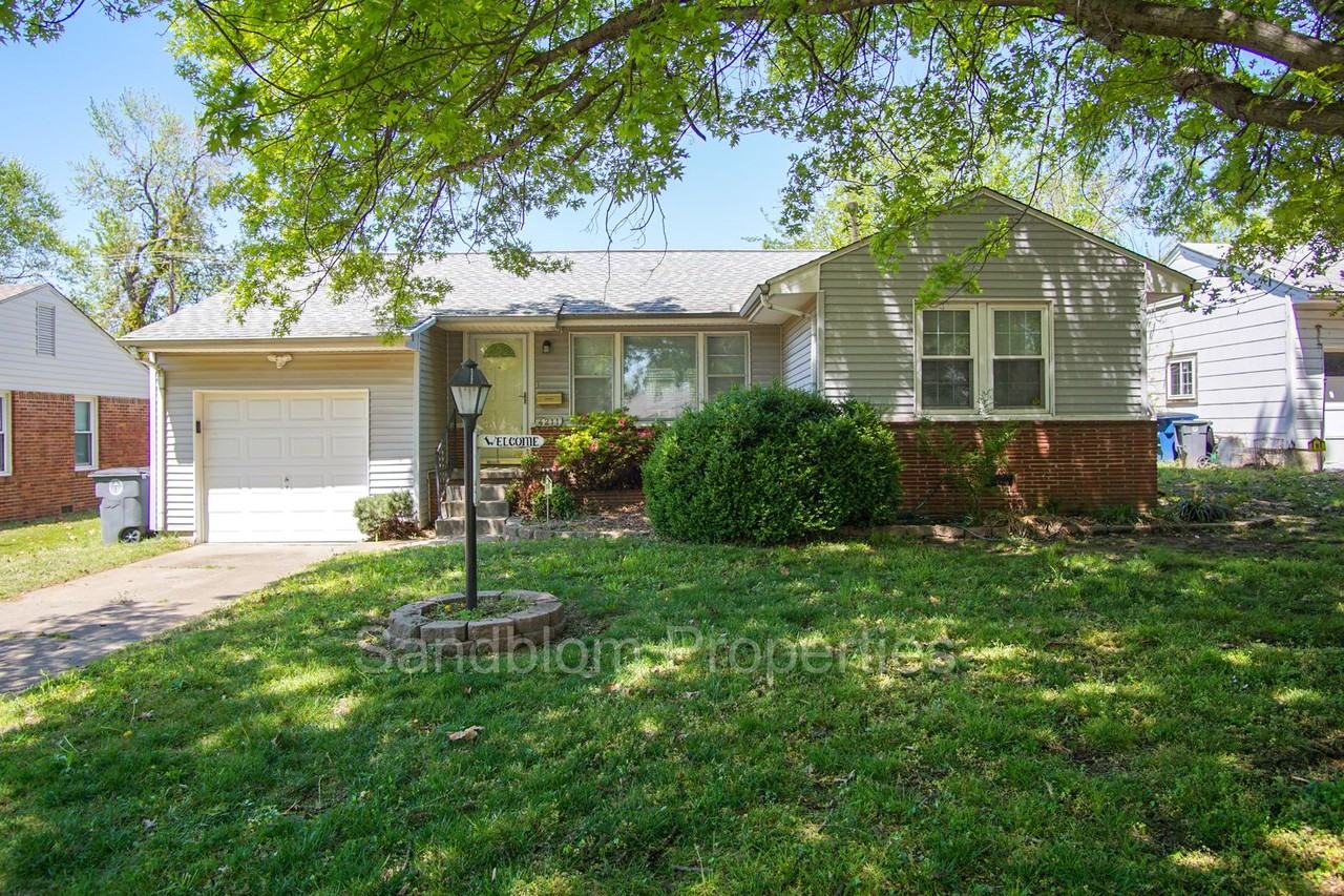 4211 E 24th St - Photo 2 of 20