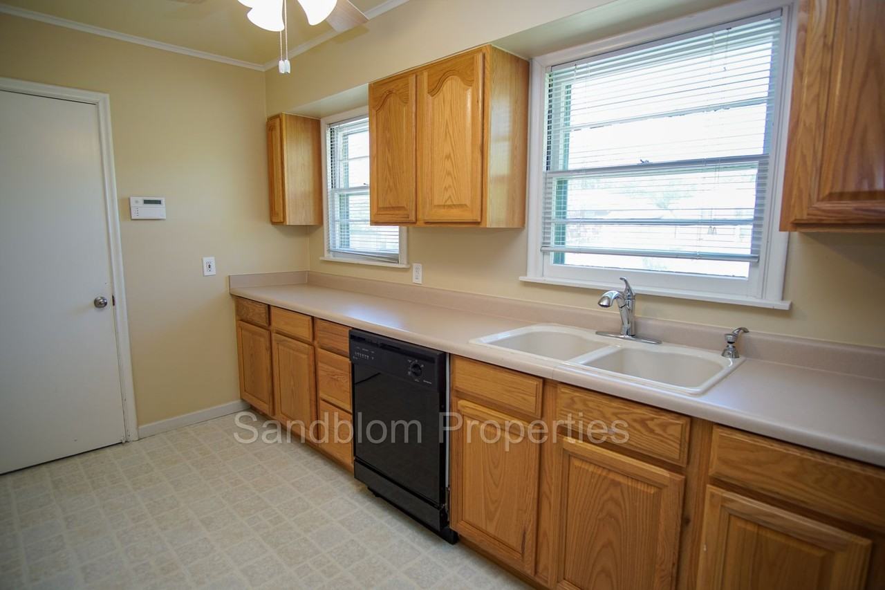 4211 E 24th St - Photo 7 of 20