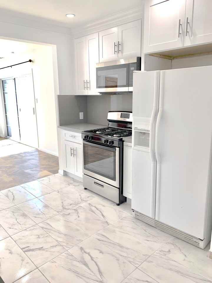 17418 Califa St - Photo 2 of 31