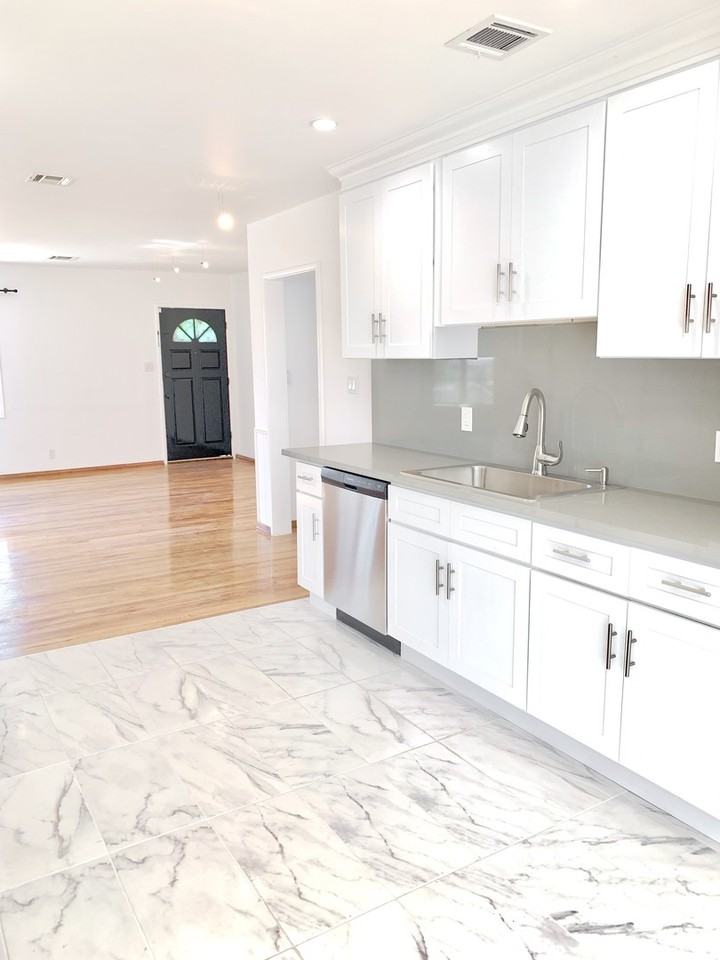 17418 Califa St - Photo 4 of 31