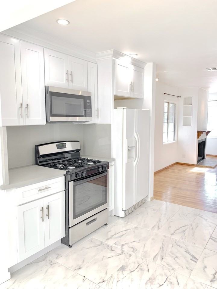 17418 Califa St - Photo 5 of 31