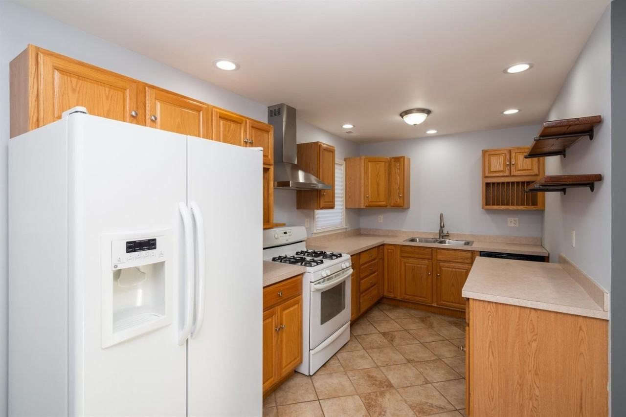 4095 Howard St - Photo 5 of 11