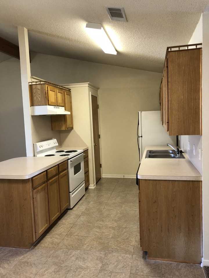 1517 Breezy Dr - Photo 3 of 6