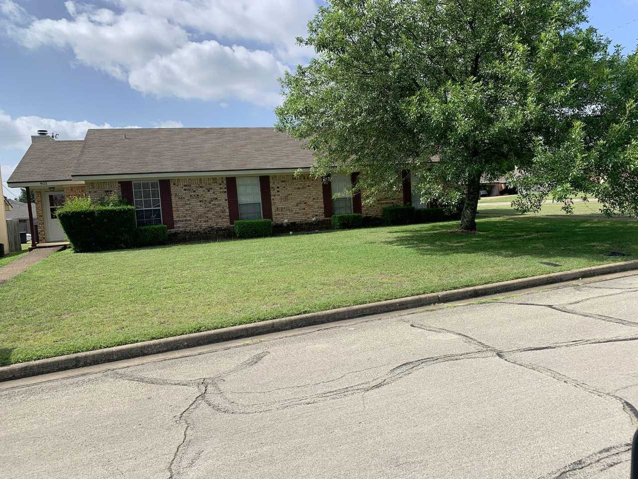 9112 Woodgate Cir E - Photo 3 of 10