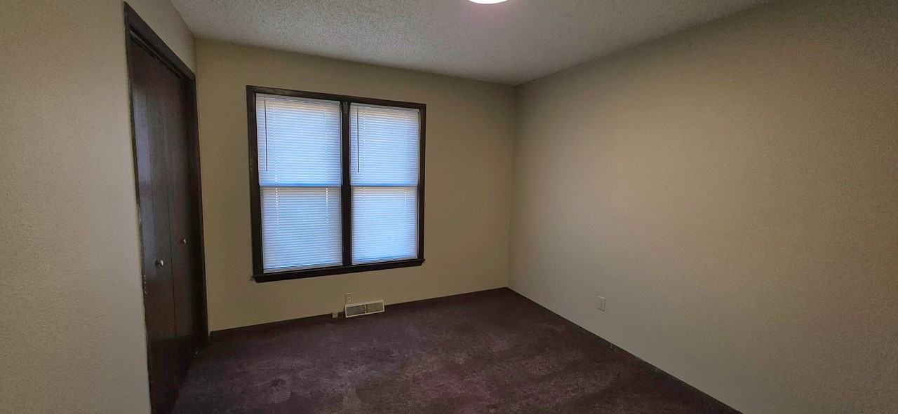 2542 S Regina Ave - Photo 4 of 10